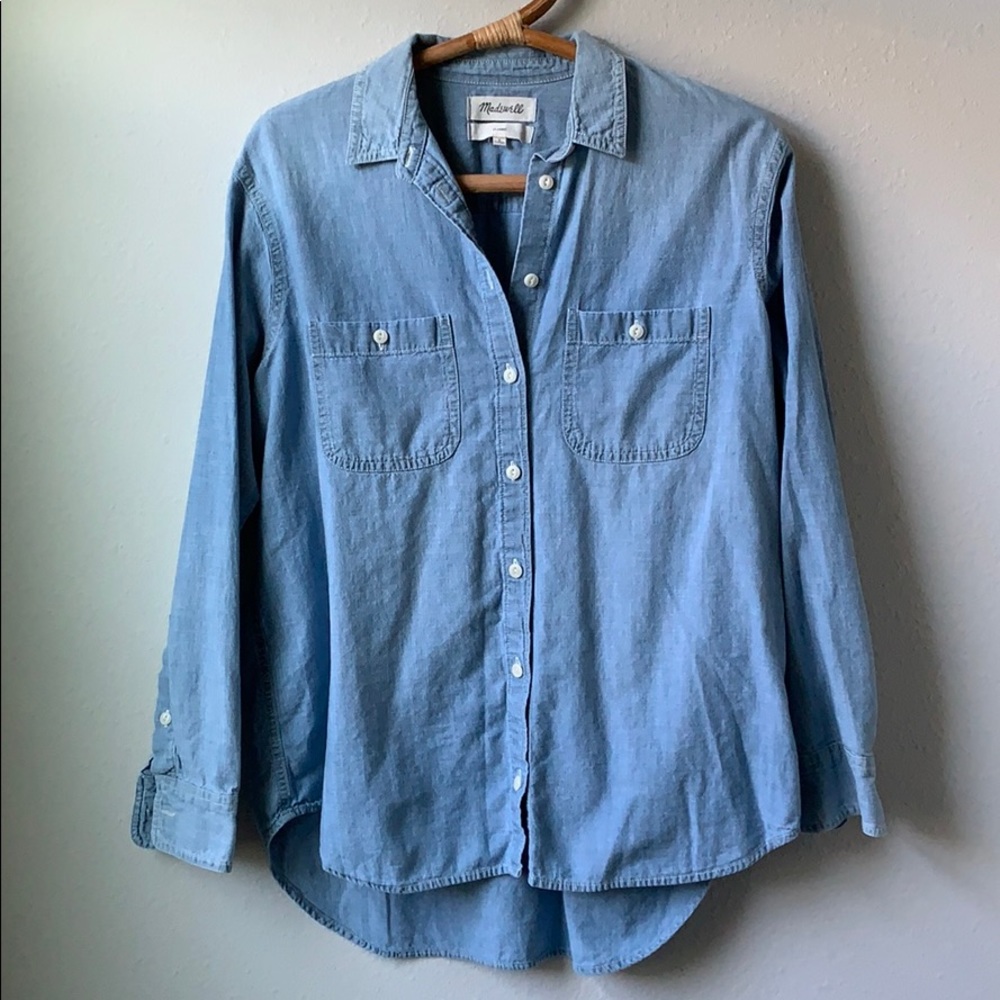 🎈 DONATED 🎈 classic cotton button up